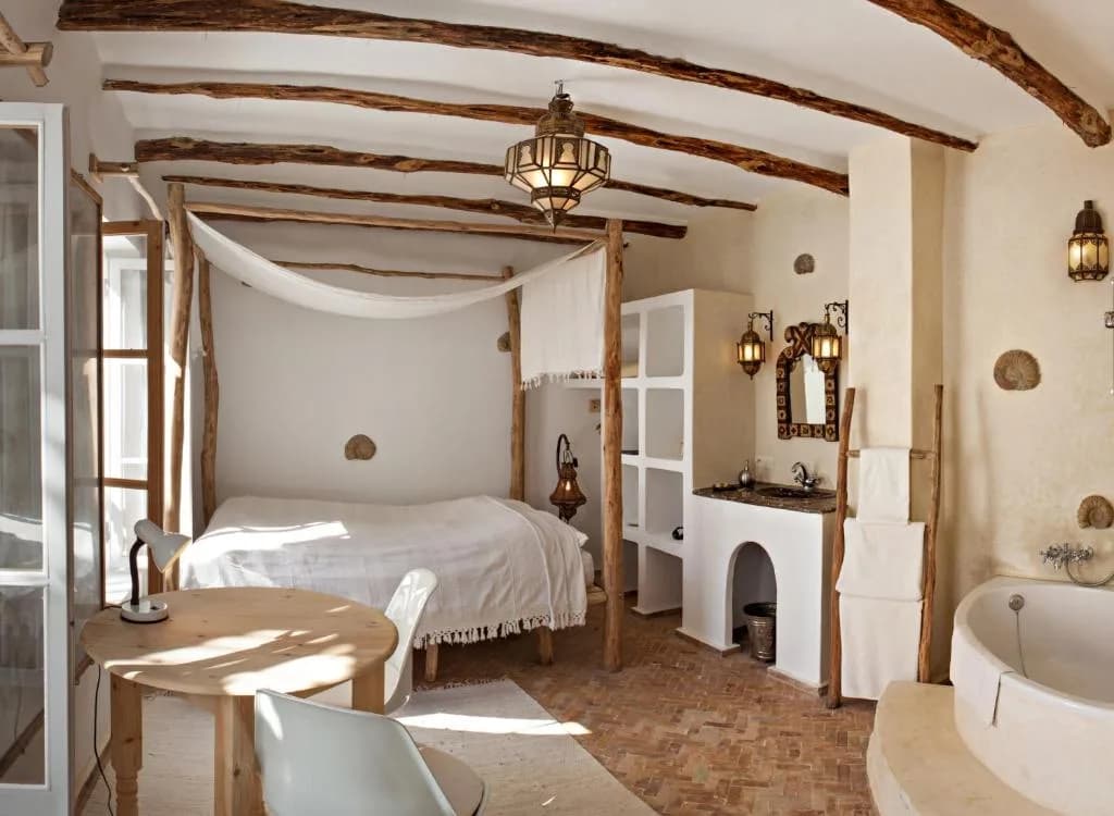 Chambre blanche du Riad Baladin à Essaouira — hébergement de charme dans la médina