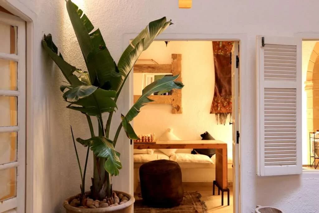 Salon aux couleurs marocaines du Riad Baladin au cœur de la médina d’Essaouira