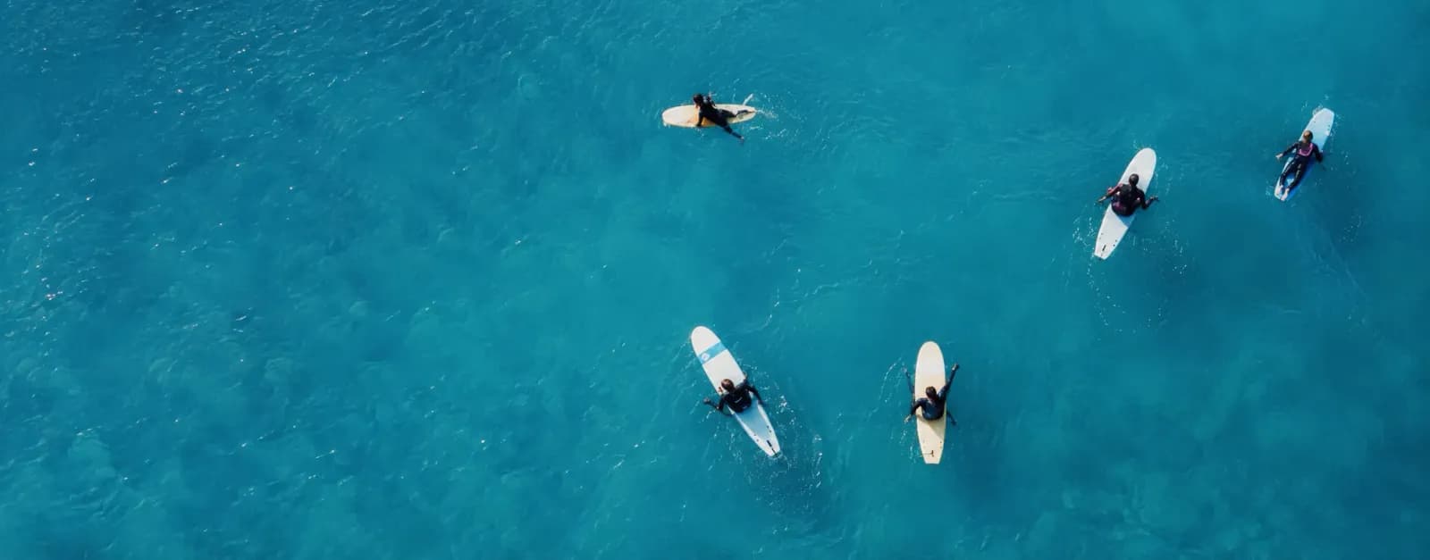 Vue drone cours de surf à Essaouira, élèves dans l'eau turquoise Windy Essaouira
