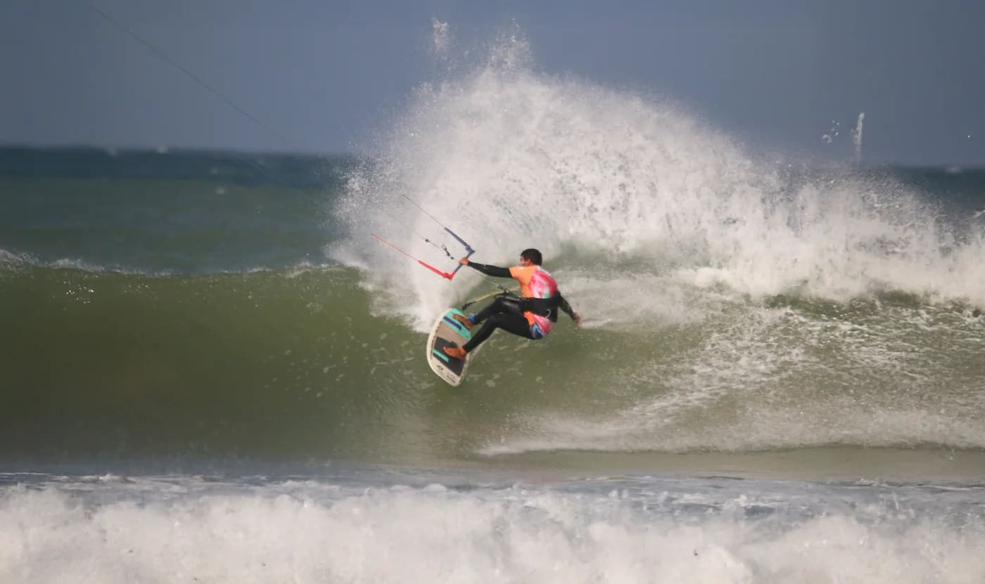 Moniteur kitesurf certifié IKO donnant un cours à Essaouira, école Windy Essaouira