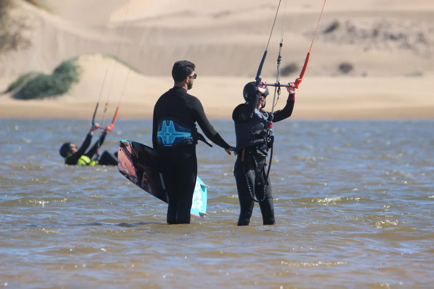 Cours collectif de kitesurf à Essaouira — groupe d'élèves encadrés par Windy Essaouira
