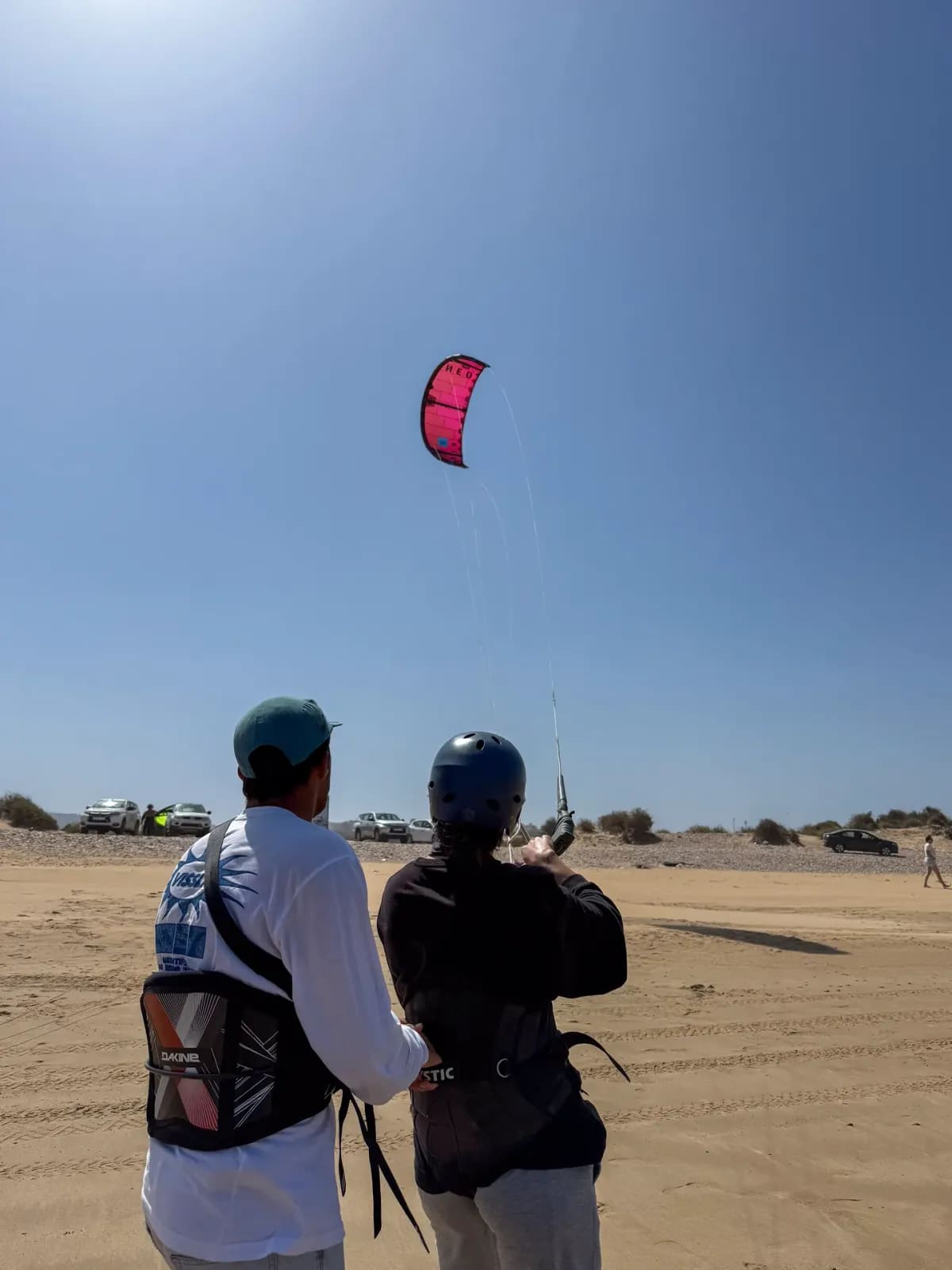 Élève en formation kitesurf sur la plage d'Essaouira — cours encadré par Mohamed Achhibat, moniteur IKO