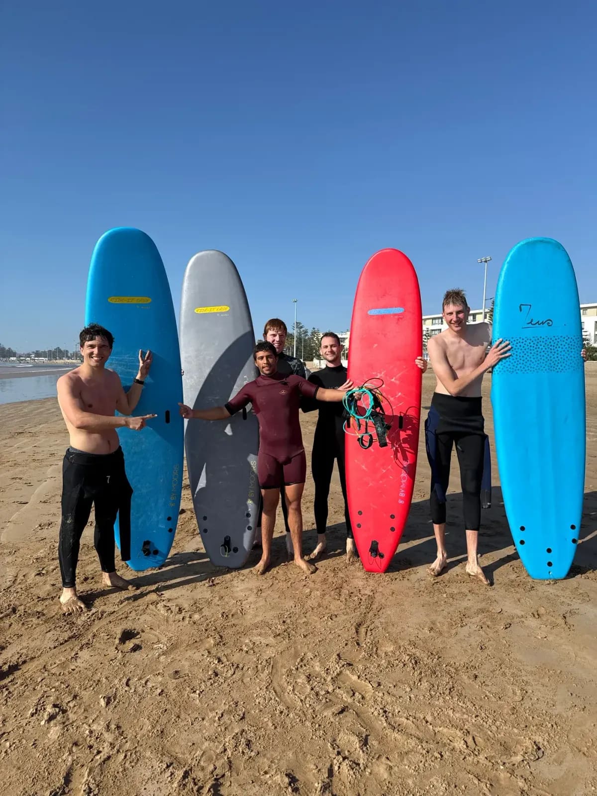 Cours de surf en groupe à Essaouira — élèves sur les vagues de l'Atlantique avec Windy Essaouira