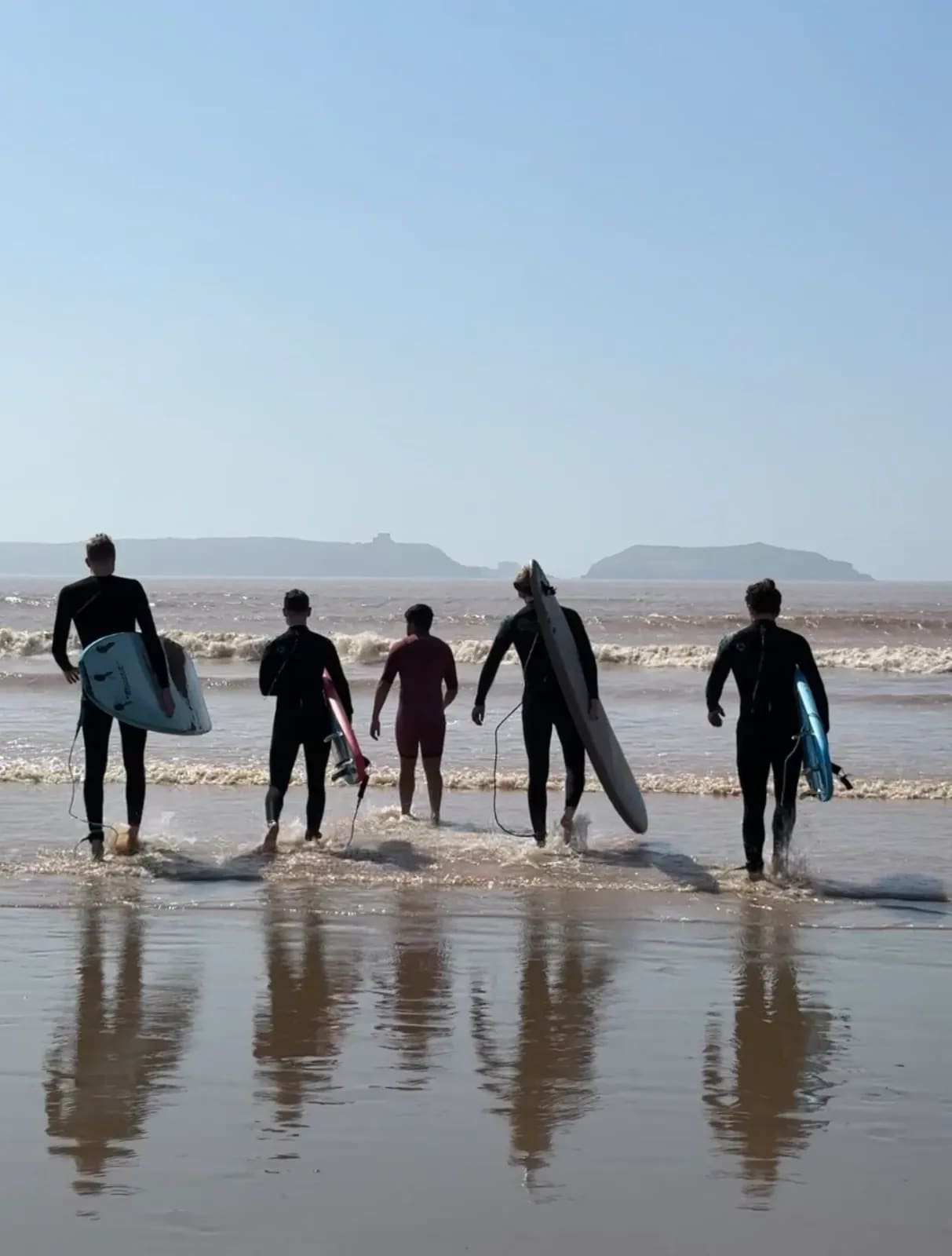 École de surf Windy Essaouira sur la plage — briefing avant l'entrée dans l'eau
