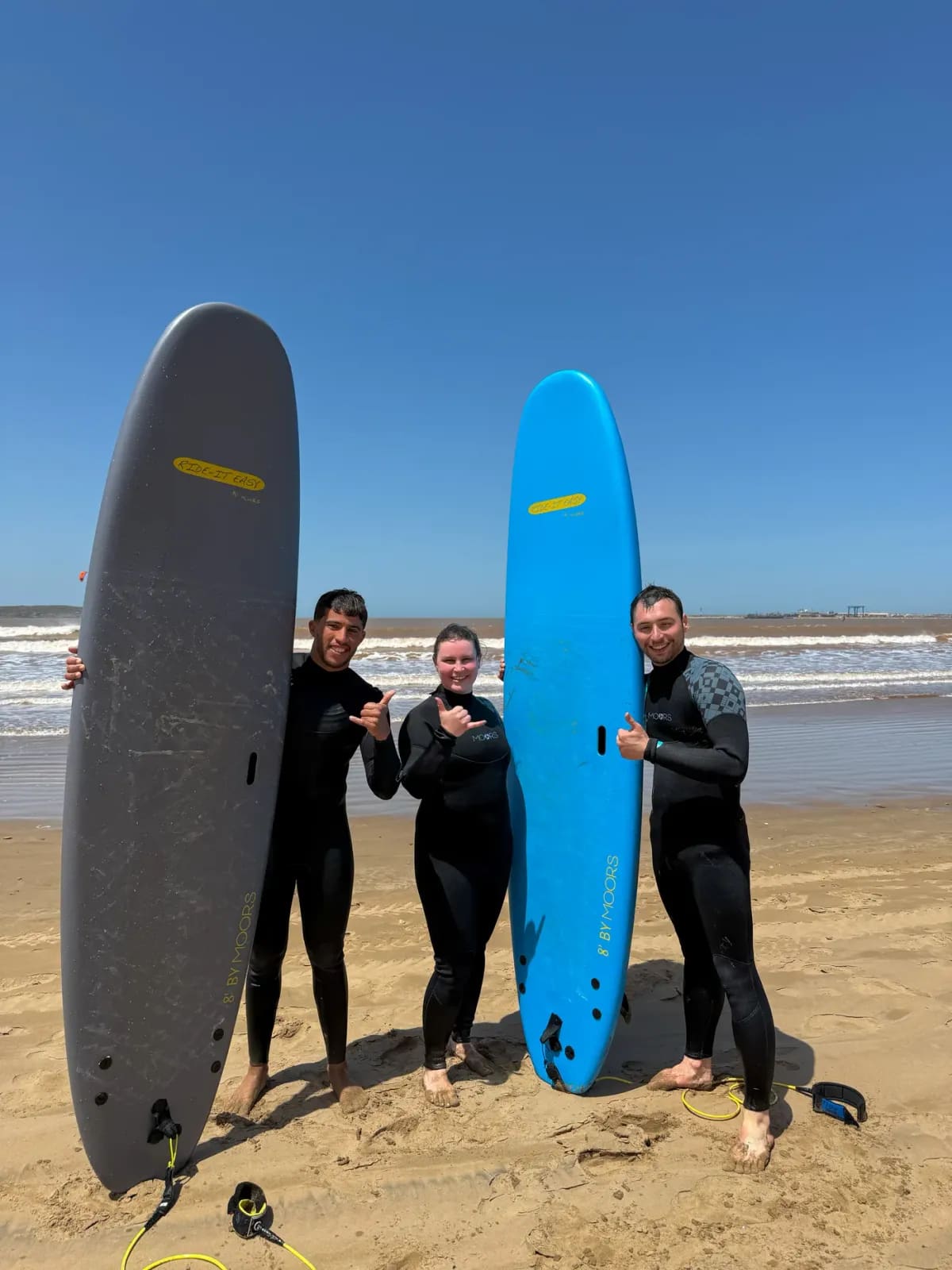 Cours collectif de surf à Essaouira — groupe d'élèves encadrés par Windy Essaouira sur la plage