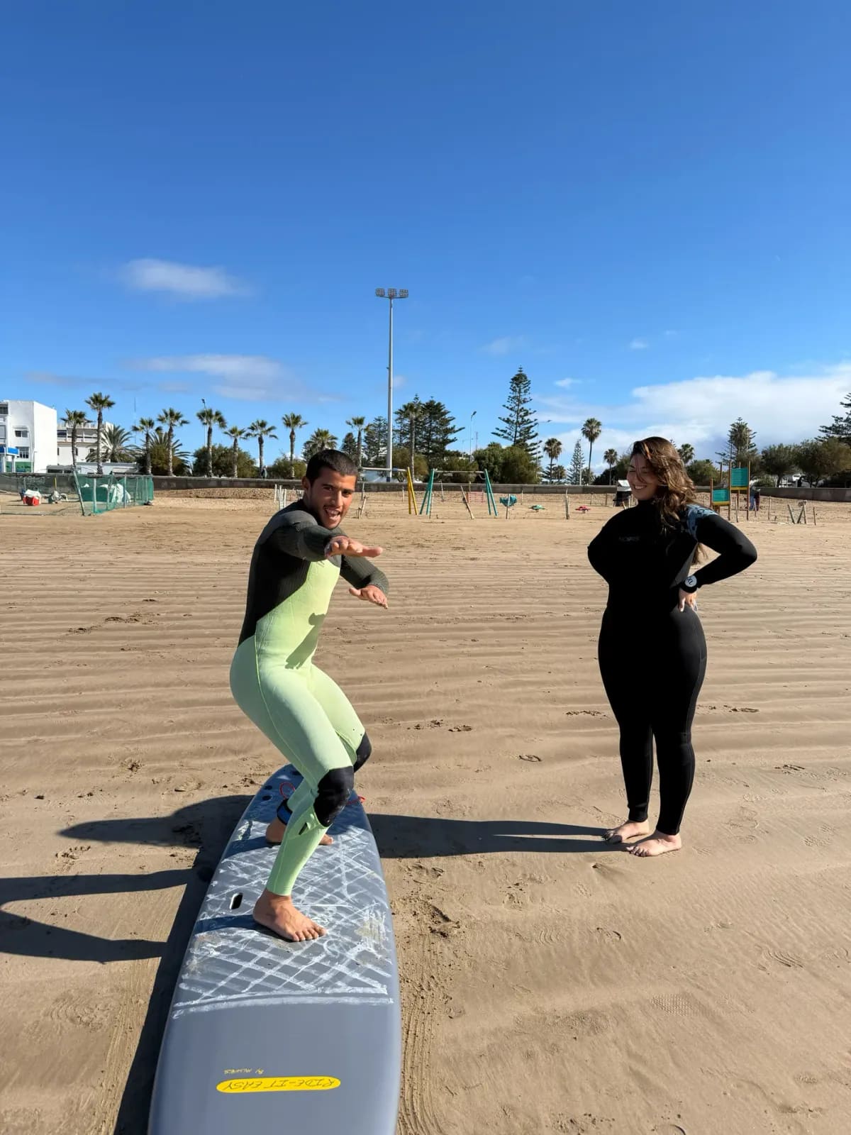 Session surf matinale à Essaouira — houle Atlantique tôt le matin avant le vent