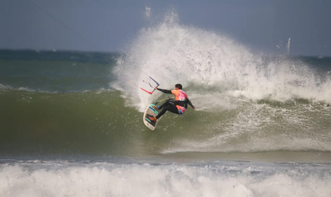 Cours de kitesurf à Essaouira avec Mohamed Achhibat, moniteur certifié IKO