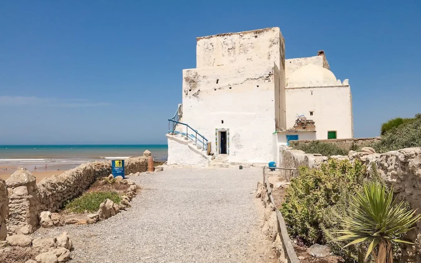 Le marabout blanc de Sidi Kaouki et le chemin qui descend vers la plage, au sud d'Essaouira