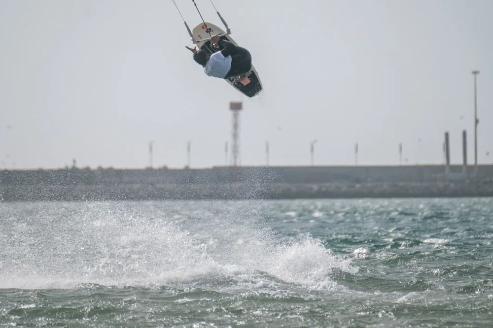 Grab en kitesurf freestyle à Essaouira — Mohamed Achhibat, moniteur certifié IKO