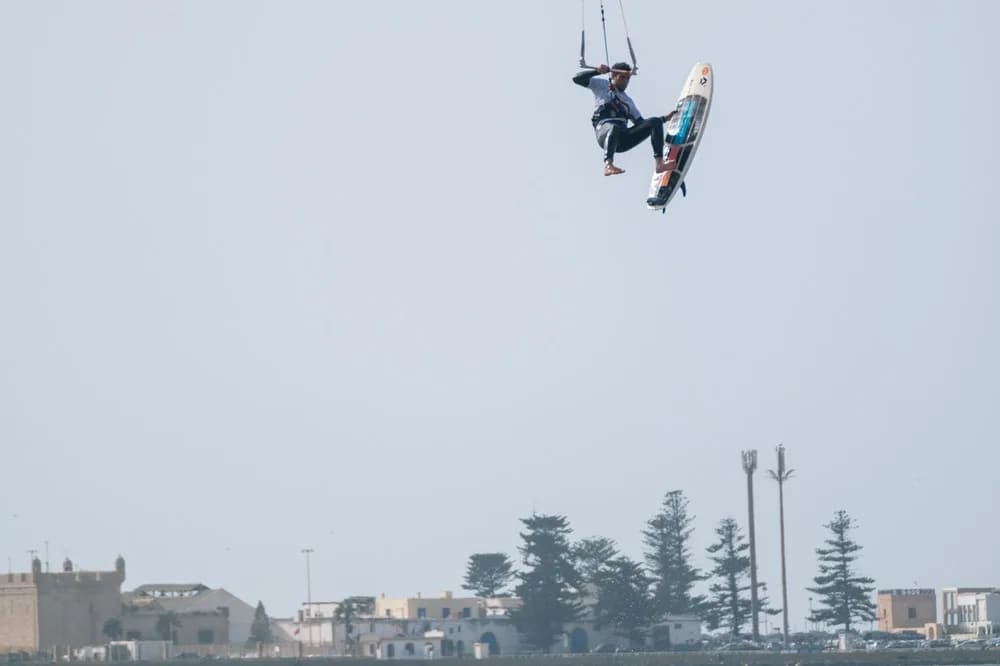 Rider en session freestyle sur le spot d'Essaouira, porté par les alizés