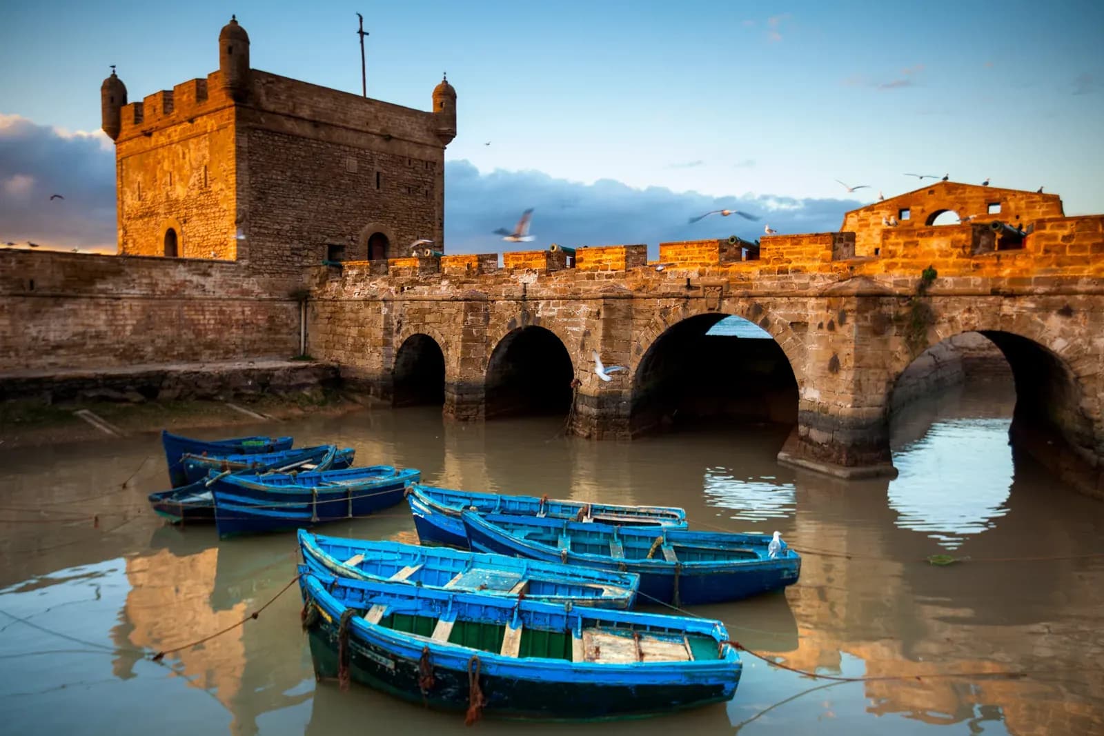 Séjour kitesurf à Essaouira — bateaux bleus et remparts de la Sqala du port, Maroc