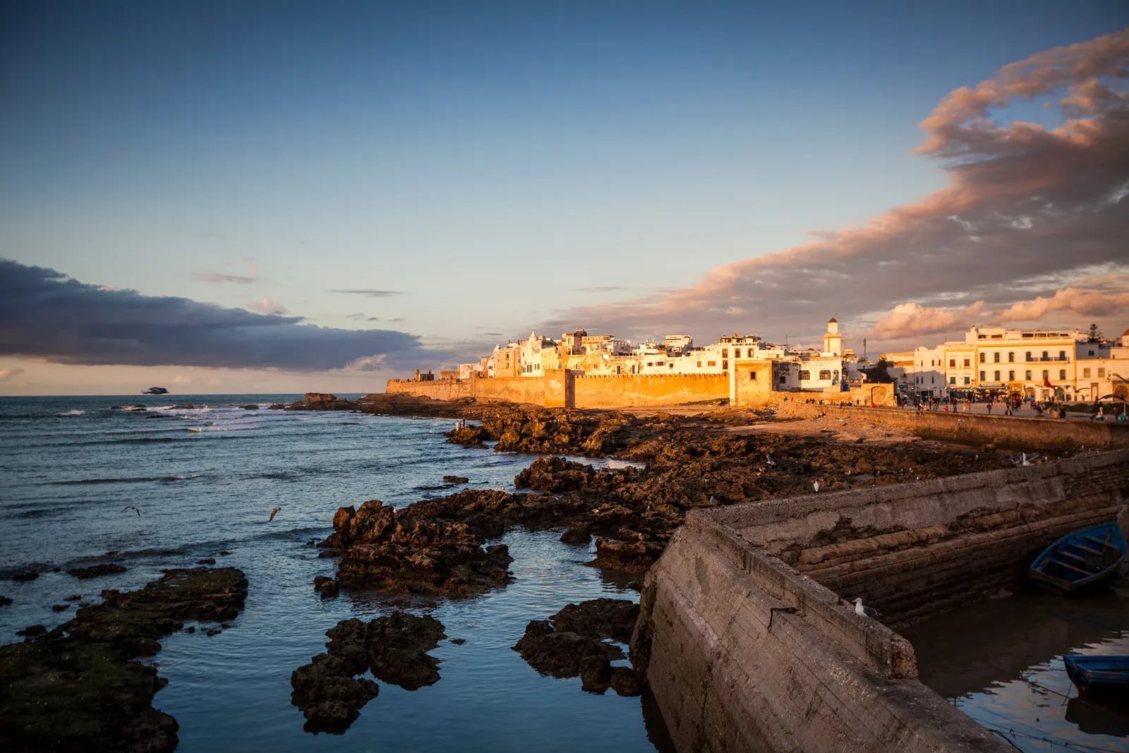 Port et médina d’Essaouira — bateaux de pêche bleus et remparts, à deux pas des hébergements du séjour kitesurf