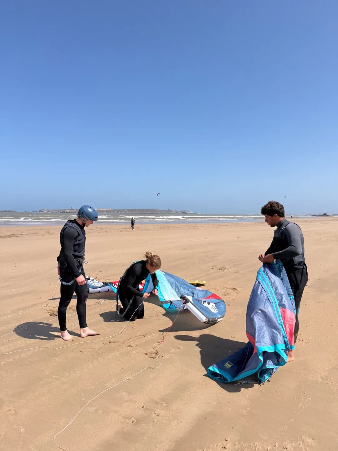 Cours de kitesurf à Essaouira — gestion de l'aile au sol sur la plage avec Windy Essaouira