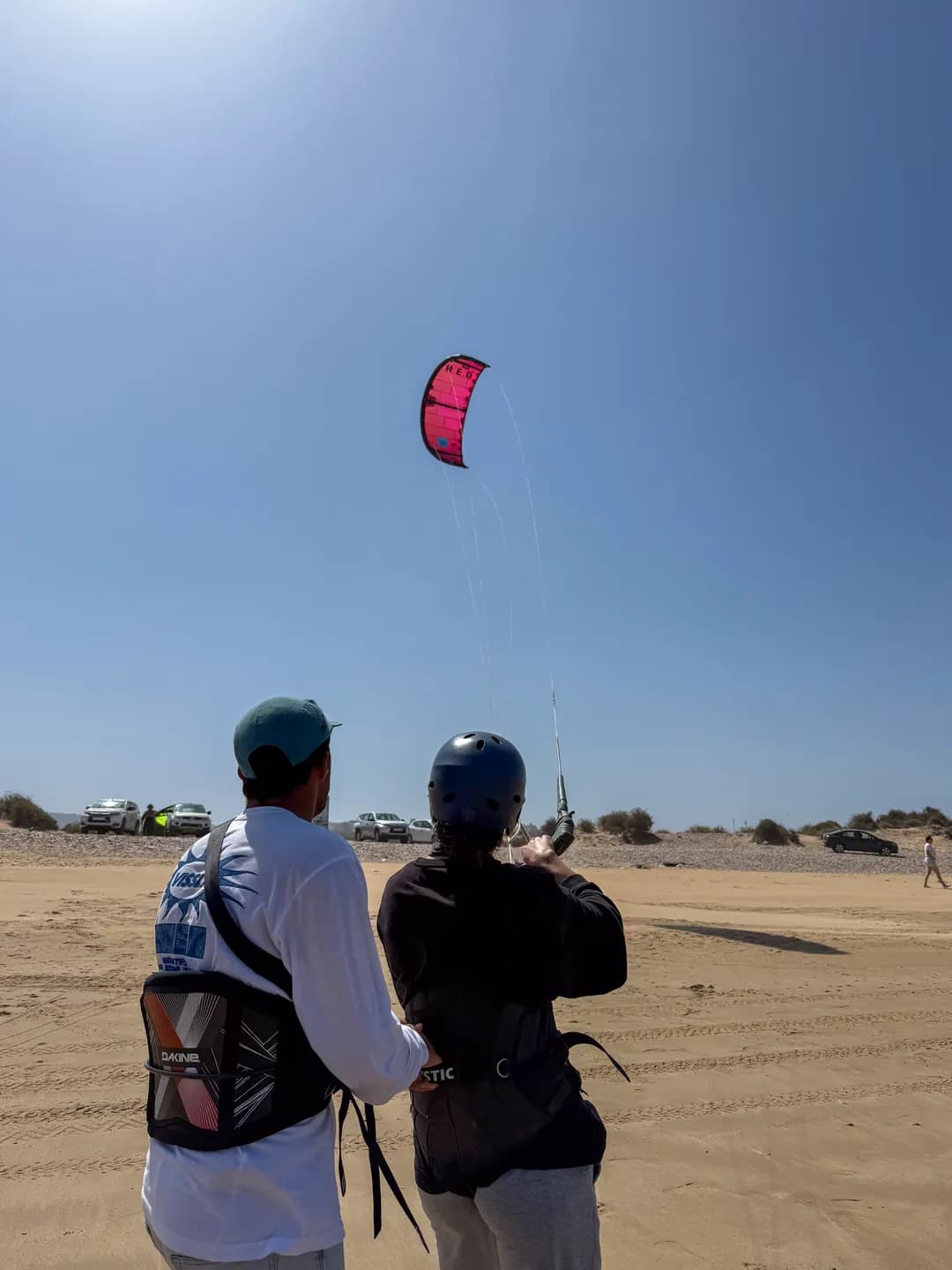 Cours de kitesurf à Essaouira — moniteur Windy Essaouira apprend le pilotage de l'aile à une élève