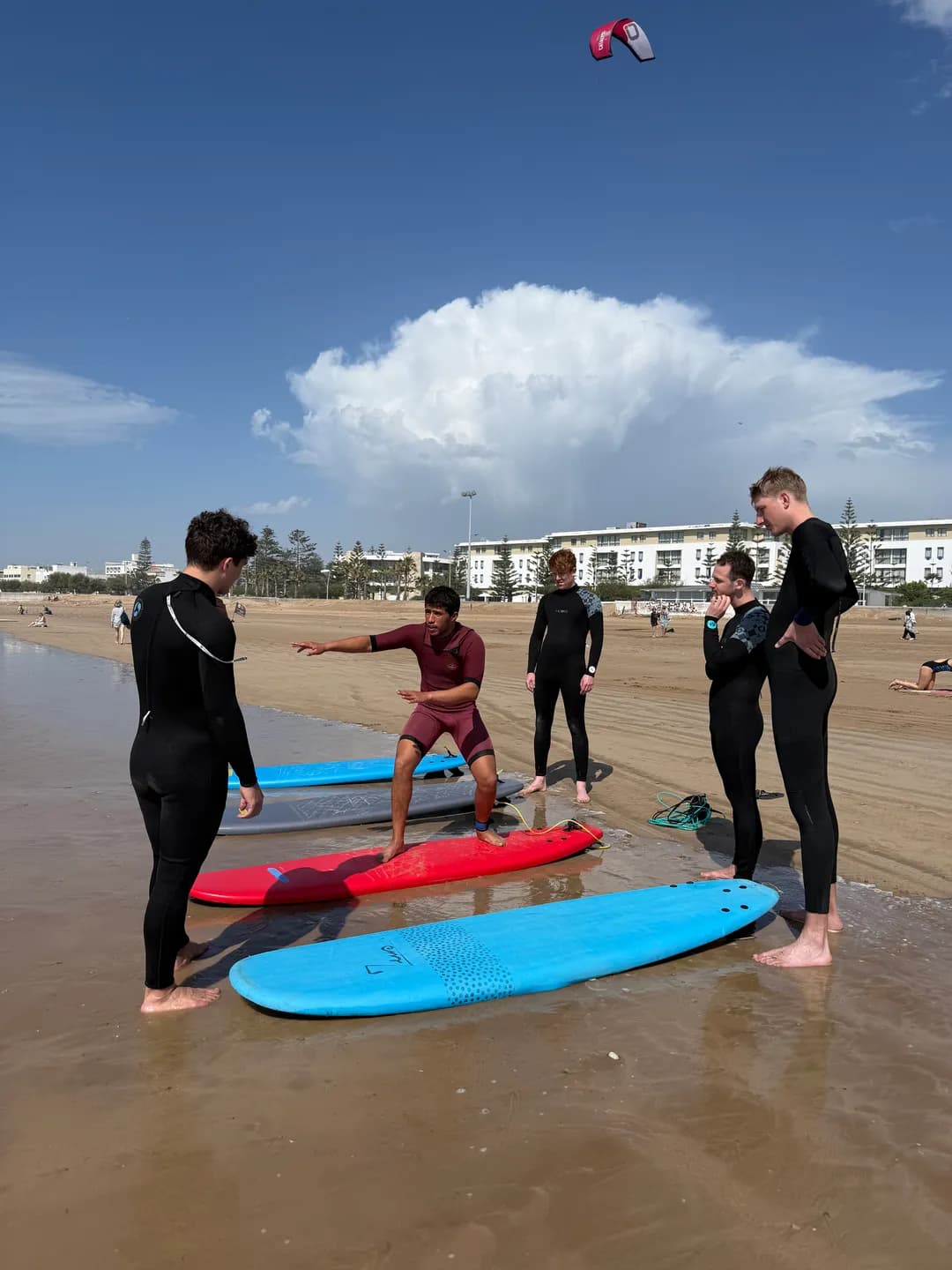 Cours de surf à Essaouira — démonstration du pop-up devant le groupe, Windy Essaouira