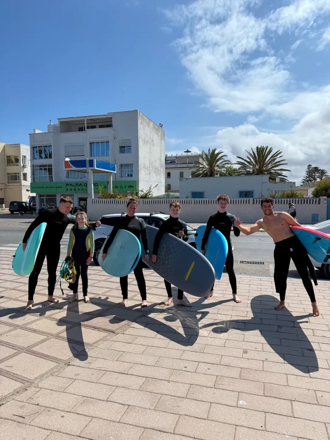Groupe de surfeurs Windy Essaouira avec leurs planches sur la promenade d'Essaouira
