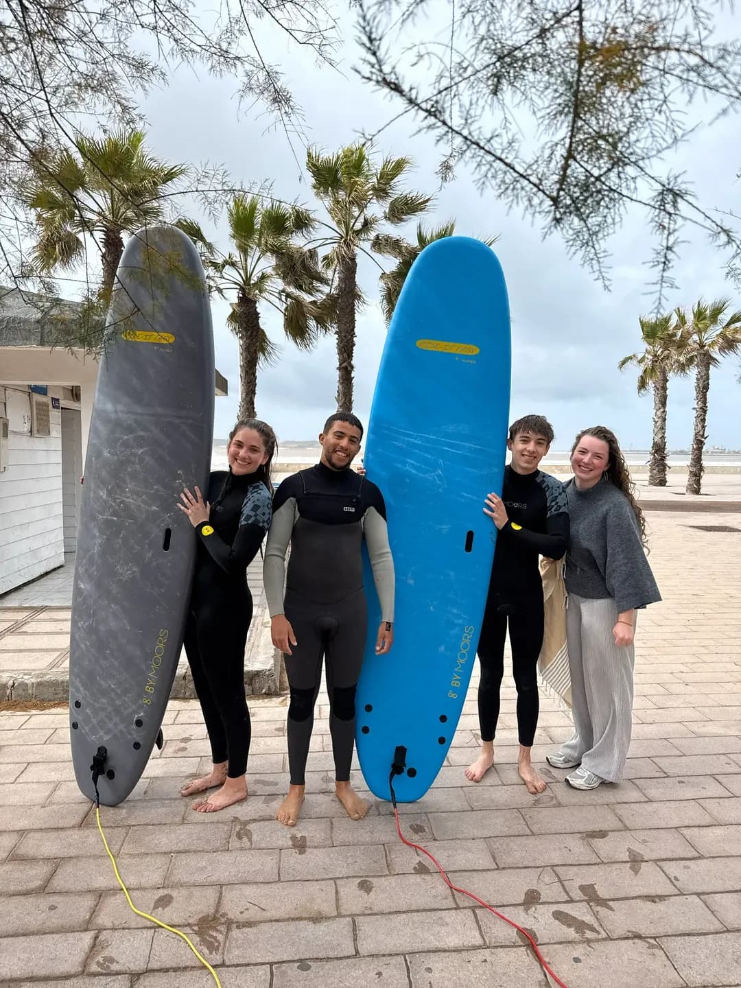 Groupe d'élèves de surf à Essaouira avec leurs planches après un cours Windy Essaouira