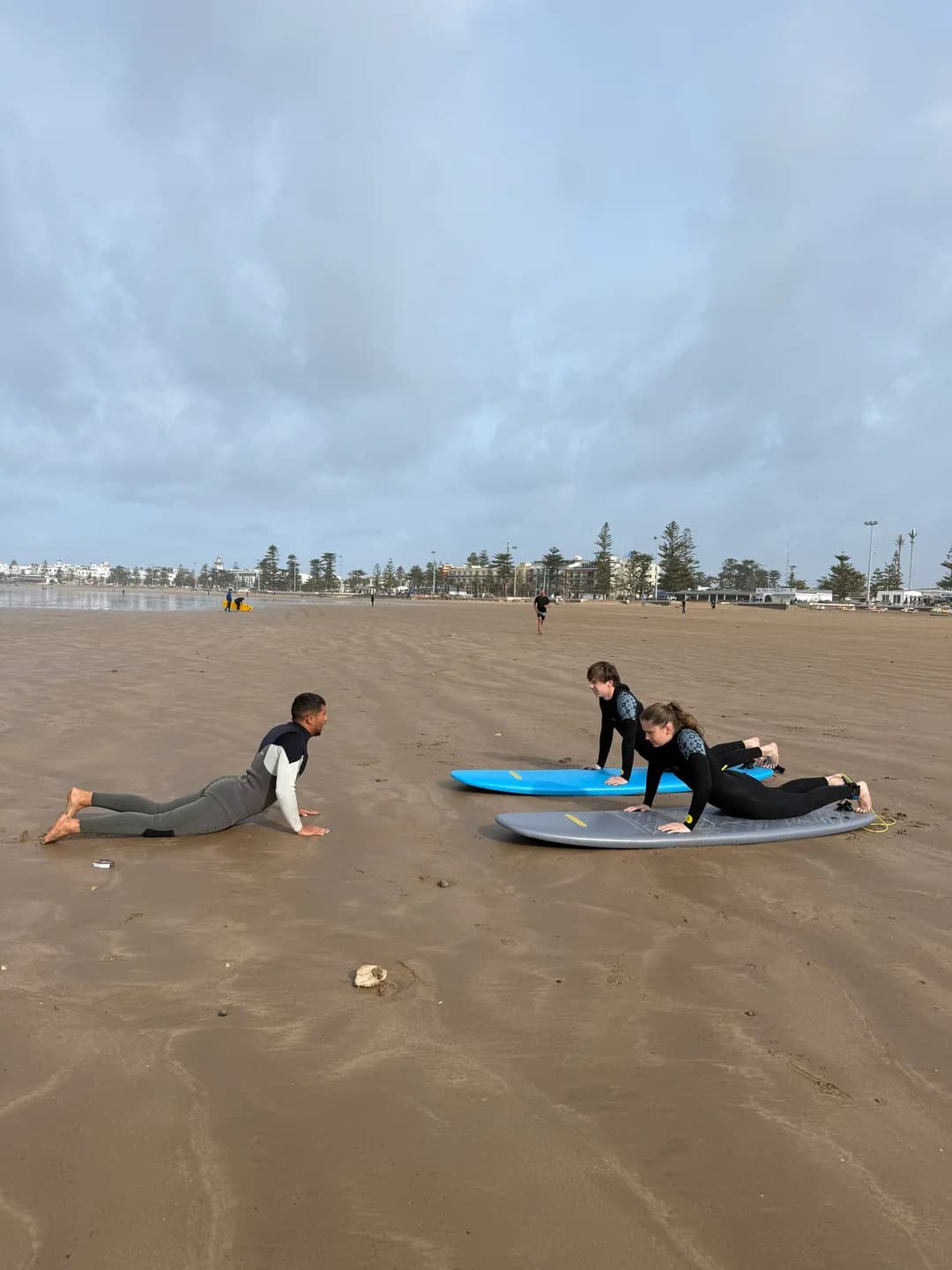 Cours de surf à Essaouira — technique du pop-up sur la plage avec Windy Essaouira