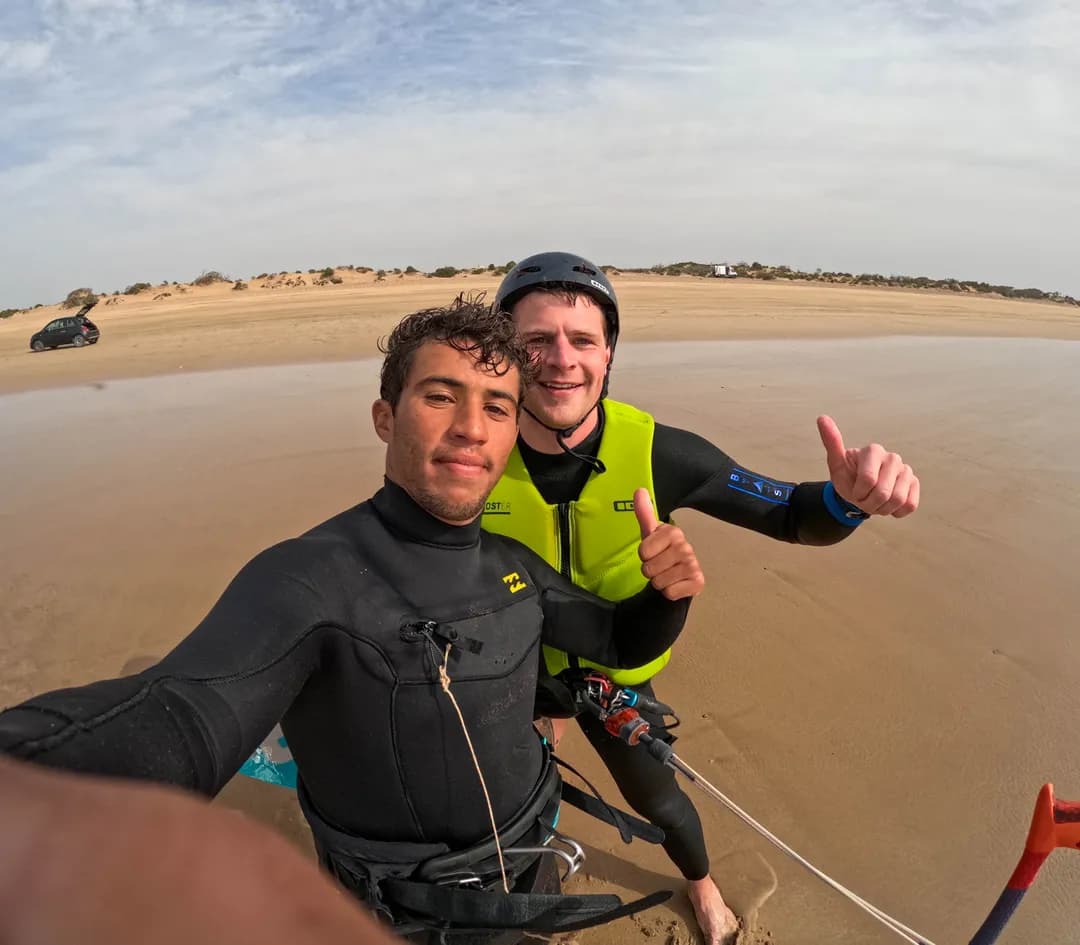 Élève de kitesurf et moniteur Windy Essaouira, pouce levé après une session à Essaouira