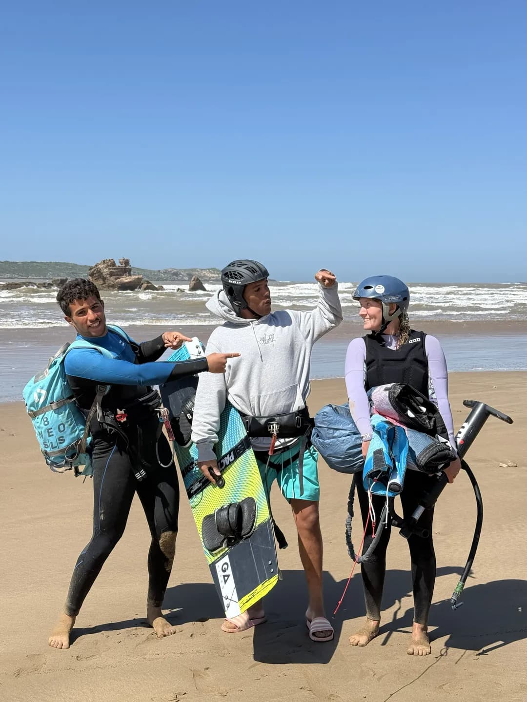 Groupe de kitesurf à Essaouira — élève et moniteurs Windy Essaouira sur la plage avec leur matériel