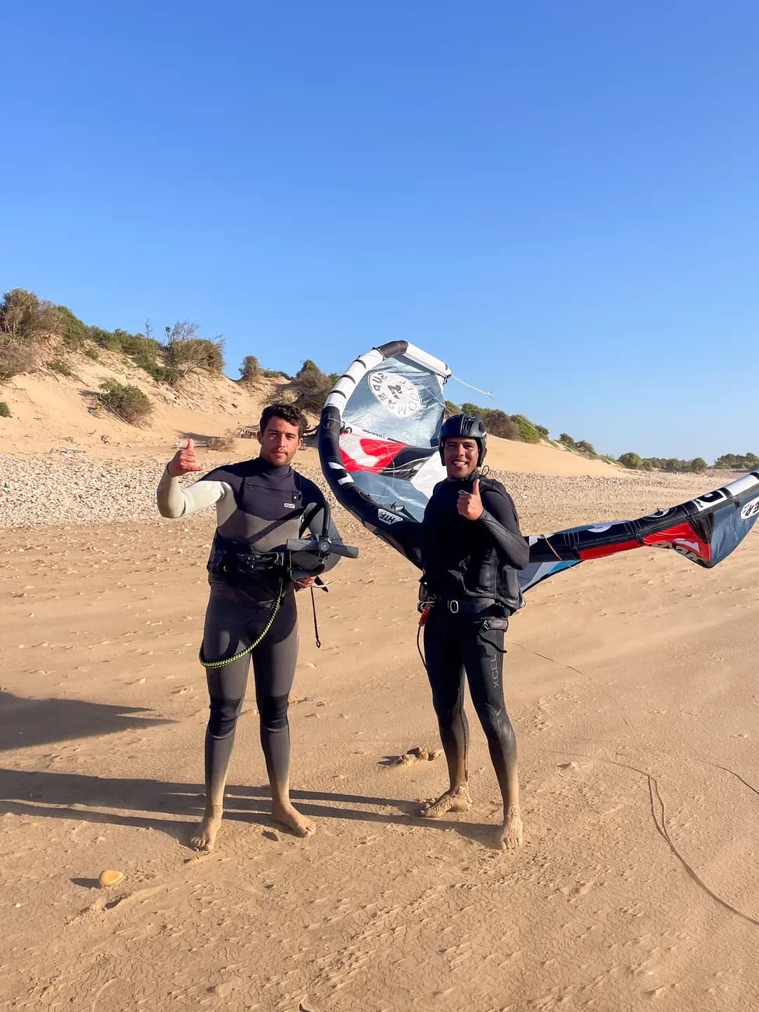 Session kitesurf à Essaouira — élève et moniteur Windy Essaouira sur la plage de Diabat