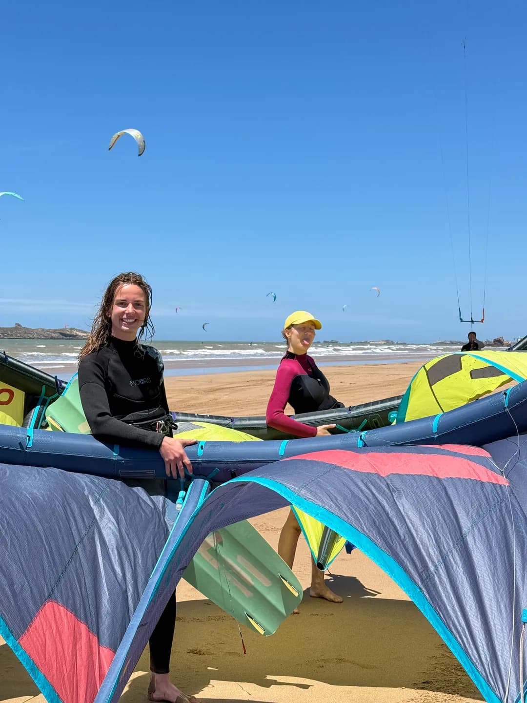Séjour kitesurf à Essaouira — deux rideuses sur la plage entre deux sessions avec Windy Essaouira