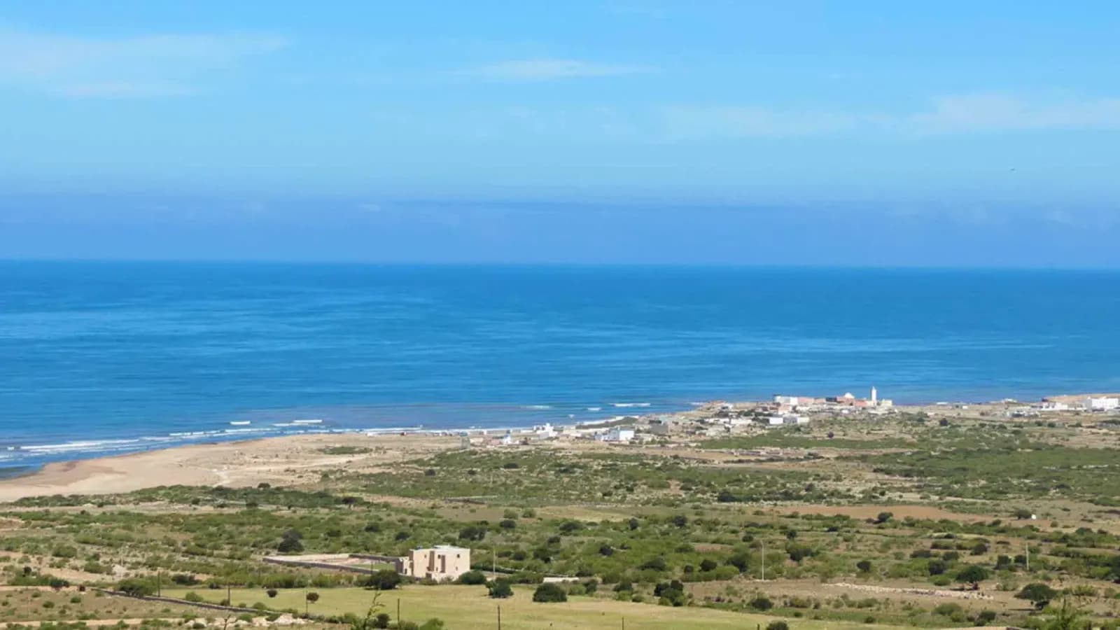 Côte atlantique de Moulay Bouzerktoun près d’Essaouira — spot de downwind kitesurf, village et océan