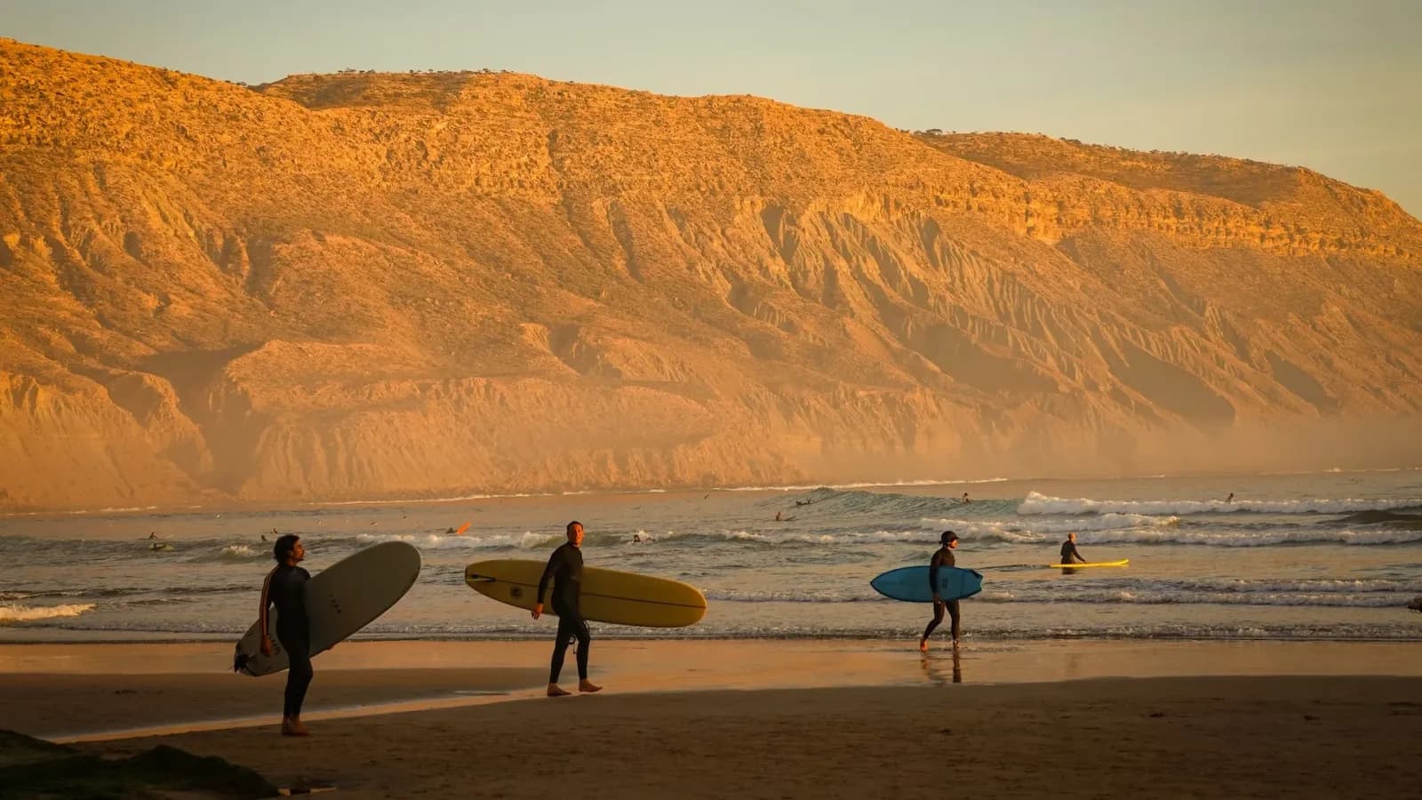 Surfeurs au coucher de soleil à Imsouane, surf trip depuis Essaouira Windy Essaouira