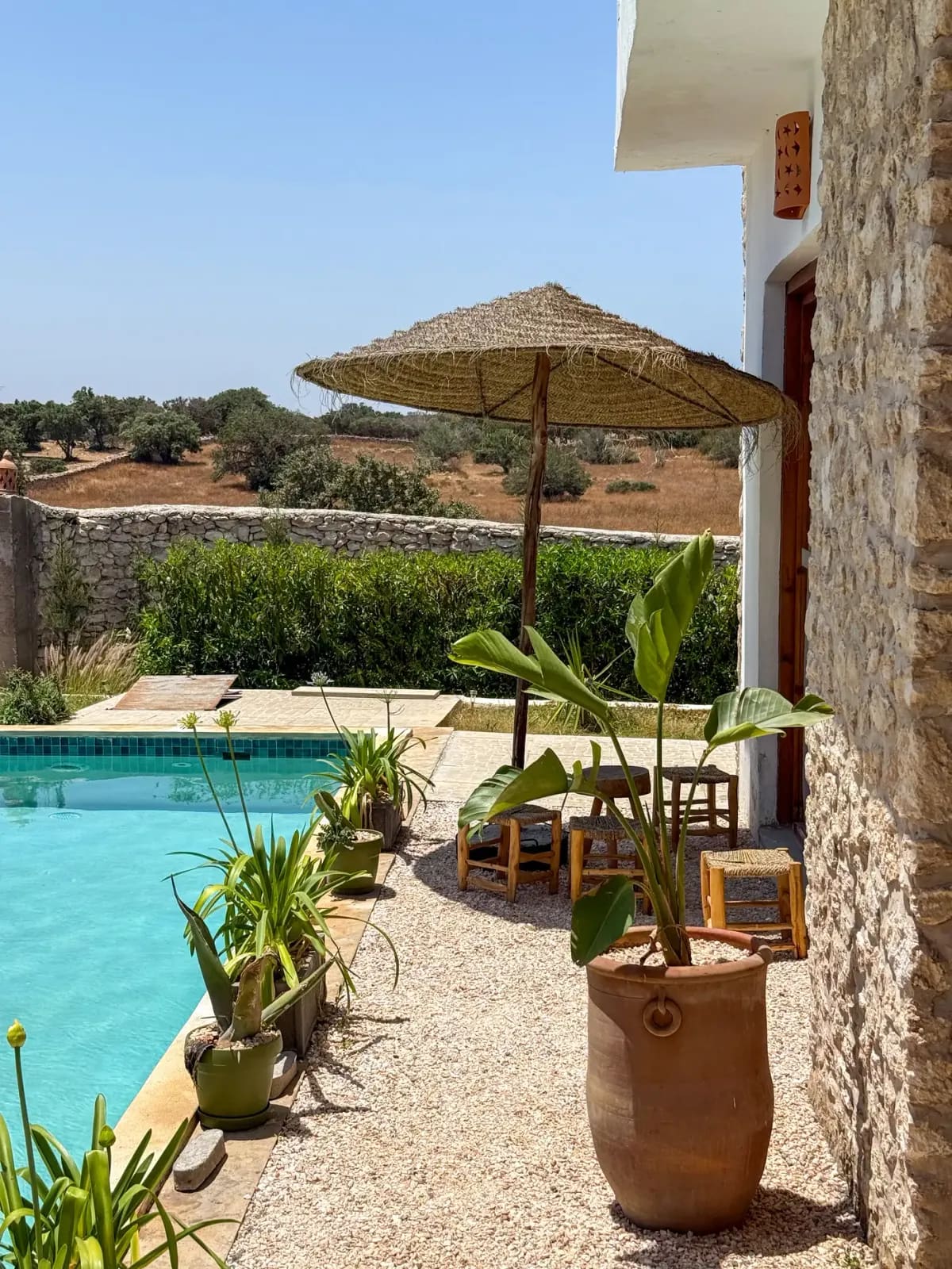 Séjour kitesurf et surf à Essaouira — terrasse et piscine de la Villa Amwaj au coucher du soleil